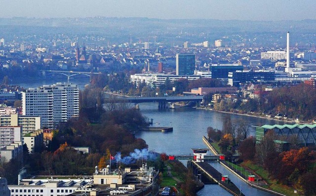 Beim Blick vom Grenzacher Hornfelsen s...deckt, und hinten die Wettsteinbrcke.  | Foto: Rolf Reimann