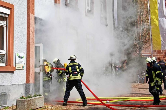 Grobung der Endinger Gesamtwehr am S...: Erstangriff ins verrauchte Schulhaus  | Foto: Ruth Seitz