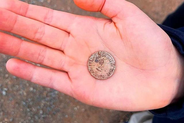 Siebenjähriger aus Merdingen findet eine alte Münze mitten auf dem Weg