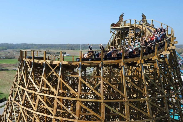 Die Holzachterbahn Wodan bei der Erffnung im Jahr 2012  | Foto: Patrick Seeger