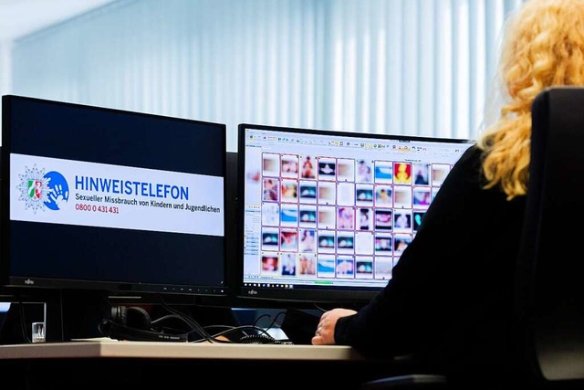 Eine Ermittlerin sitzt vor Monitoren m...teilweise sexuellen Missbrauch zeigen.  | Foto: Rolf Vennenbernd,dpa