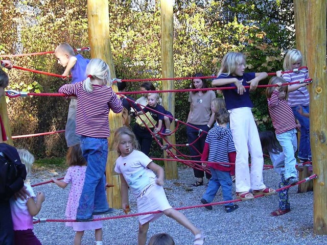 Am neuen Spielplatz knnen die Kinder jetzt ganz entspannt in den Seilen hngen.  | Foto: Claudia Renk