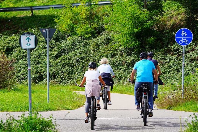 Radfahrer fahren auf dem Rad- und Fuw...Kommunen beim Ausbau der Radwegenetze.  | Foto: Gerard,Roland