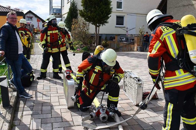 Beim Aufbau der Schlauchleitungen muss...ndgriff sitzen, damit es schnell geht.  | Foto: Roland Vitt