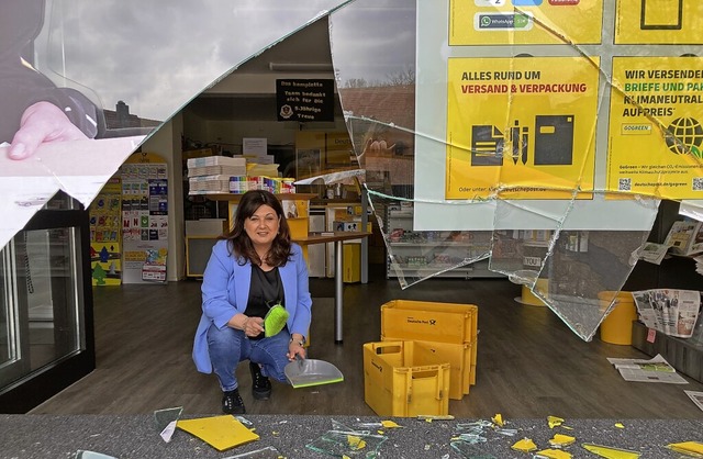 Patrizia Sangermano kehrt nach dem Unf...Scherben in der Postfiliale zusammen.   | Foto: Annemarie Rsch