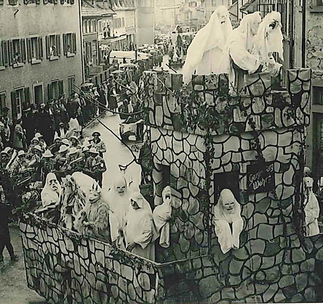 Die Schlossgeister bei einem ihrer ers... ist inspiriert von der Burg Werrach.   | Foto: Ernst Brugger