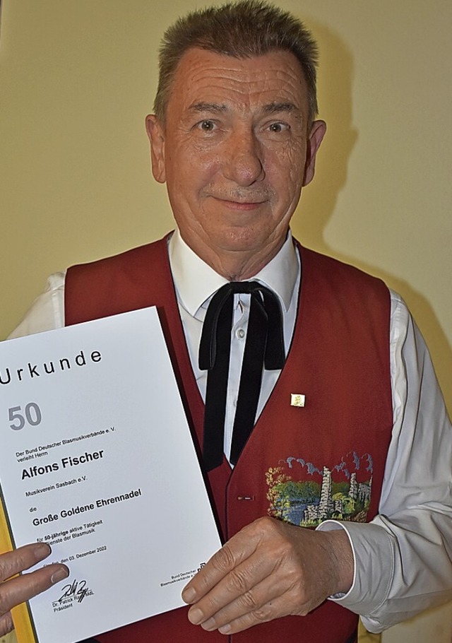 Alfons Fischer erhielt die Groe Goldenen Ehrennadel fr 50 Jahre.  | Foto: Roland Vitt