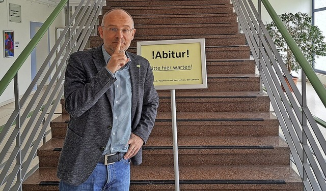 Bitte Ruhe: Am Scheffel-Gymnasium in B...formiert Schulleiter Bernd Rieckmann.   | Foto: Ridder, Sebastian