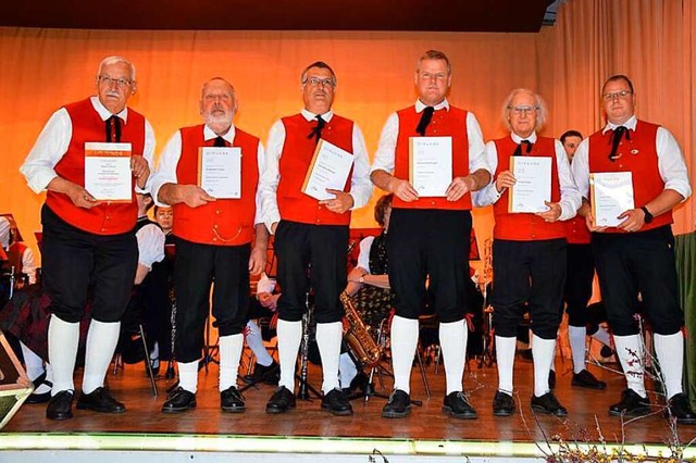 Die Geehrten (von links)  Roland Hauck...rflinger, August Euler und Fabian Maus  | Foto: Trachtenkapelle Falkau-Raitenbuch