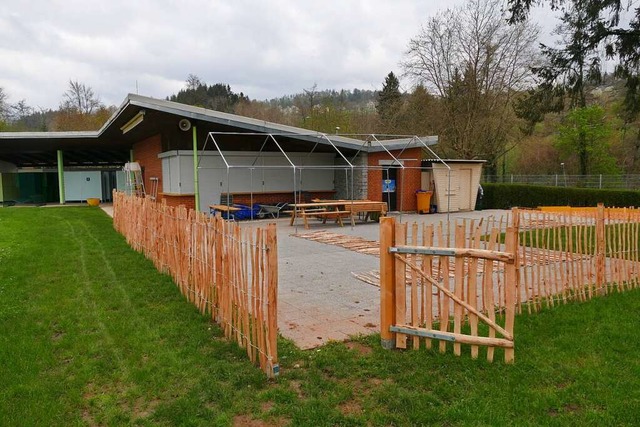 Es wird fleiig gearbeitet: Der  Auen...en Bereich vom Badbetrieb abzutrennen.  | Foto: Ulrich Senf