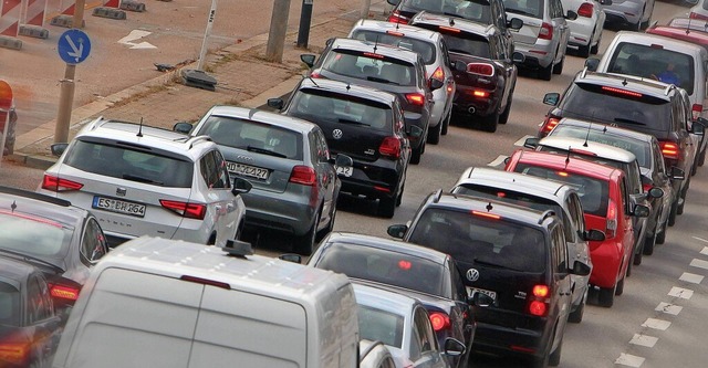 Auch der Straenverkehr soll nach dem ...einen Beitrag zum Klimaschutz leisten.  | Foto: Ralph Peters (imago)