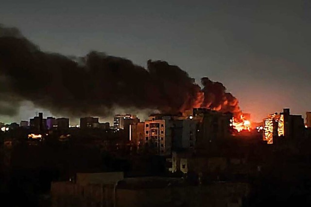 Khartum: Rauch steigt ber dem Horizon...s ein Feuer nach einem Angriff brennt.  | Foto: Abdullah Moneim (dpa)