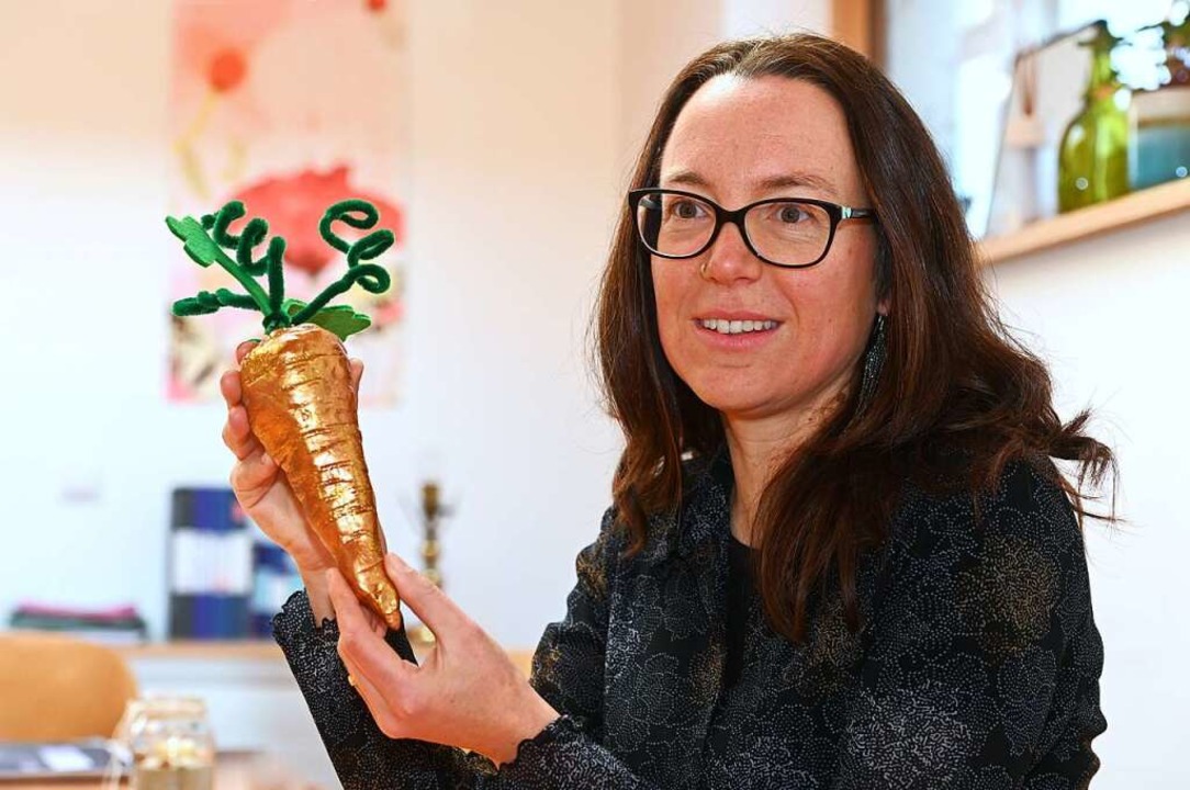 Sarah Moll vom Coole Suppe-Team präsen...eis &#8222;Die Goldene Karotte&#8220;.  | Foto: Thomas Kunz