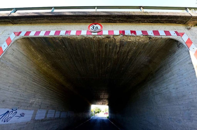 Die Unterfhrung am Ende der Bebelstra...er Rheintalbahn noch niedriger werden.  | Foto: Ingo Schneider