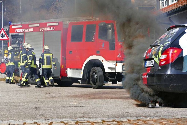 Weier Rauch symbolisiert das Verbrenn...r Rauch steht fr einen Fahrzeugbrand.  | Foto: Lukas Mller