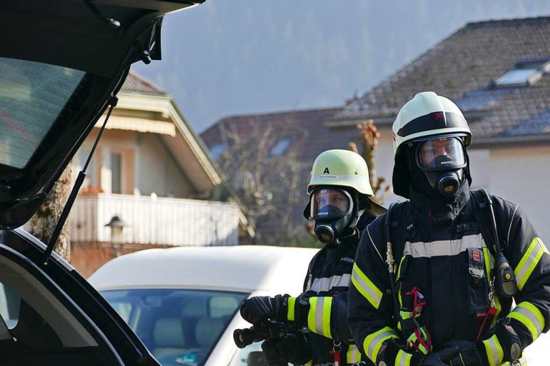 Was Müssen Feuerwehrleute Beachten, Wenn Ein Elektro-Auto Brennt ...