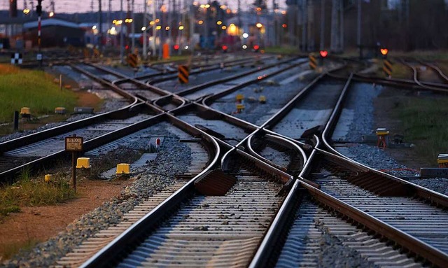 Reisende mssen sich in den kommenden ...ewerkschaften planen neue Warnstreiks.  | Foto: Bernd Wstneck (dpa)