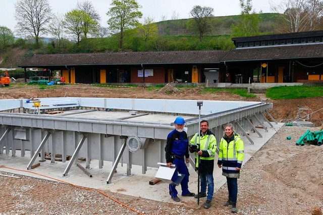 Die Wnde stehen bereits: Monteur Joac...Evi Hauser vor dem neuen Schwimmbecken  | Foto: Dirk Sattelberger