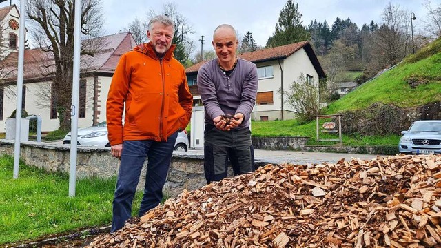 Brgermeister Gerd Schnbett (links) u... Degen, vor einem Hackschnitzelhaufen.  | Foto: Gerald Nill