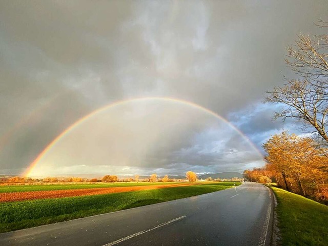 Wundervoller Regenbogen &#8211; von Riegel kommend mit Blickrichtung Teningen.  | Foto: Bernhard Wichmann