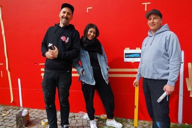 Schwäne und viel mehr auf rotem Grund – Künstler verschönern die Zeller Rathausmauer