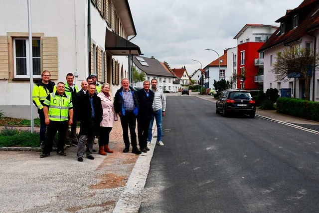 Vertreter der beteiligten Firmen, der ...trae wurden neue  Kanalrohre verlegt.  | Foto: Heinz und Monika Vollmar