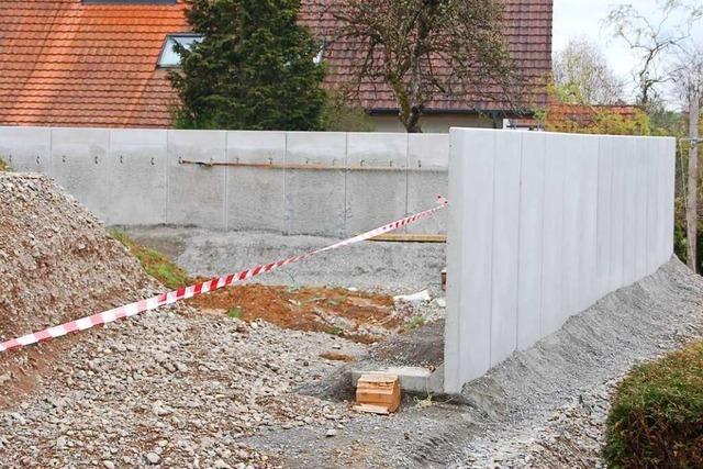 Anwohner in Adelhausen kritisieren den Bau einer Mauer