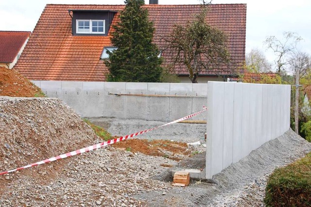 Diese Mauer sorgt in Adelhausen fr Unmut.  | Foto: Petra Wunderle