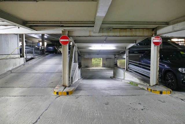 Das 35 Jahre alte Parkhaus am Marktpla.... Wie es danach weitergeht, ist offen.  | Foto: Philipp Peters