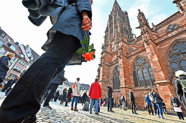 Am Dienstagabend versammelten sich auf...Erzbistum solidarisch zeigen wollten.   | Foto: Michael Bamberger