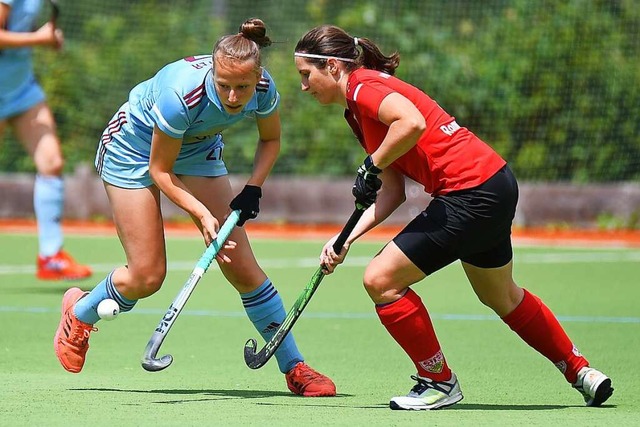 Die Hockey-Frauen der FT 1844 (links L...liga nun auch auf dem Feld fortsetzen.  | Foto: Achim Keller