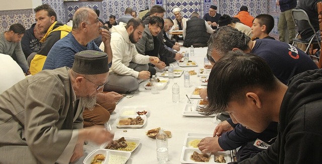 Nach dem Abendgebet kommen die Muslime...essen dabei viele der Mnner am Boden.  | Foto: Horst David