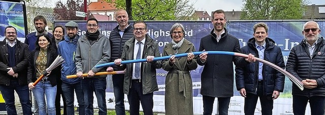 Landrätin Dorothea Störr-Ritter (Mitte...) sowie Vertreter beteiligter Firmen.   | Foto: Mario Schöneberg