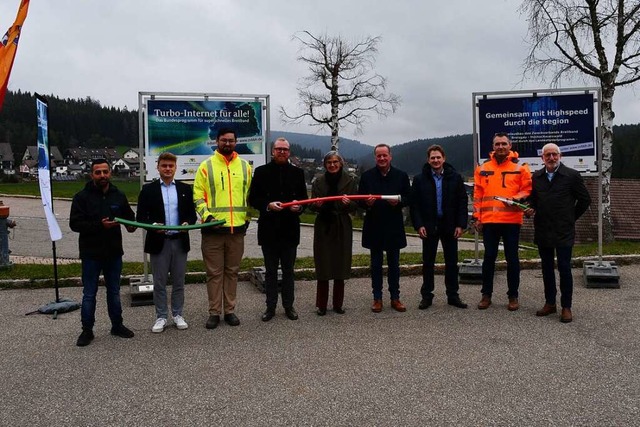 Gemeinsam wurde der Startschuss fr den Breitbandausbau in Eisenbach gegeben.  | Foto: Tanja Bury