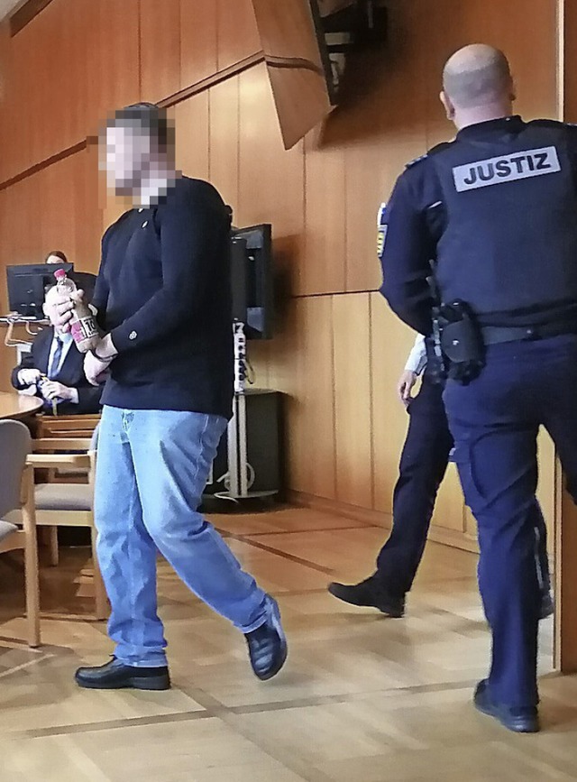 Der Angeklagte betritt in Offenburg den Gerichtssaal.  | Foto: Winfried Kninger