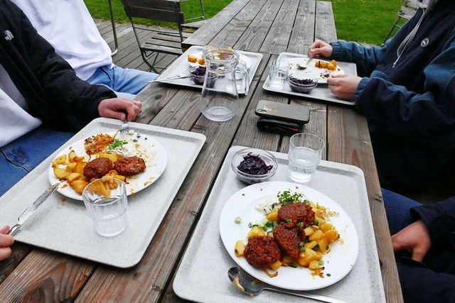 Eine Freundesgruppe in Kirchzarten  ve...nsenfrikadellen auf der Mensaterrasse.  | Foto: Julienne Straburg