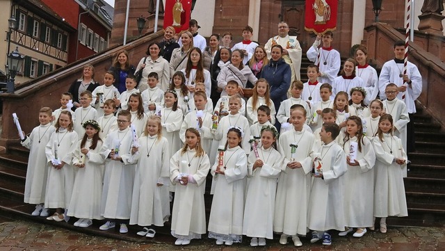 Die Kinder und ihre Gruppenmtter sowi...tin Kalt vor der Kirche in Ettenheim.   | Foto: Herbert Birkle