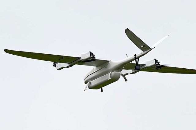 Ab August sollen solche Drohnen Blut- und Gewebeproben transportieren.  | Foto: Bernd Weibrod (dpa)