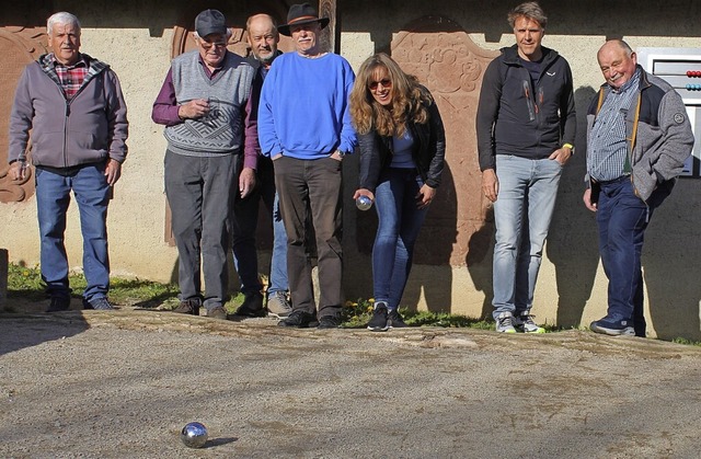 Ortsvorsteher Fritz Hferlin, Martin u...den Boule-Platz hinter der Kirche ein.  | Foto: Ralph Lacher