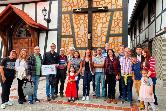 Besuch beim Verteilerteam der Hilfslie...zler, siebte von rechts Petra Kanzler.  | Foto: Privat