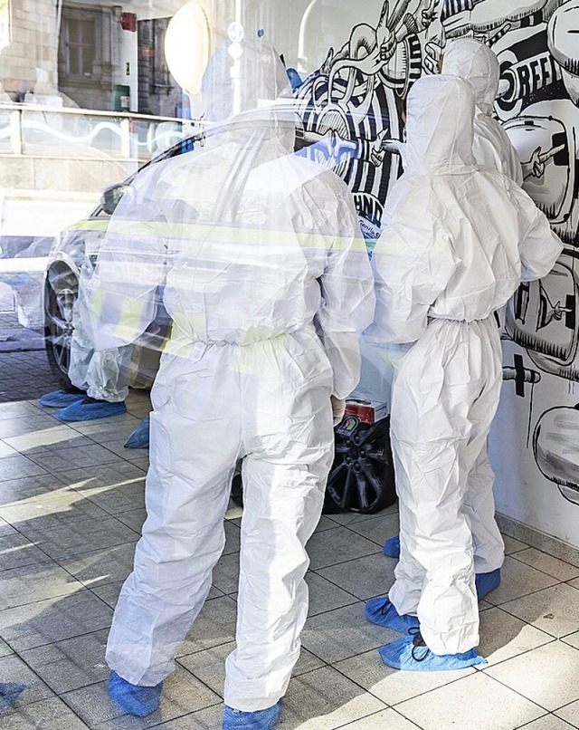 Am Tatort werden Spuren gesichert.  | Foto: Christoph Reichwein (dpa)