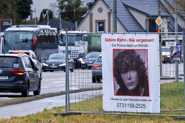 Heidenheim: Autos fahren an einem Plak...izei bittet um Mithilfe&#8220; vorbei.  | Foto: Stefan Puchner (dpa)