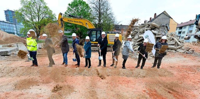 Dort, wo noch viel Sand und Bauschutt ...ollen bis Mitte 2025 Wohnungen stehen.  | Foto: Ingo Schneider