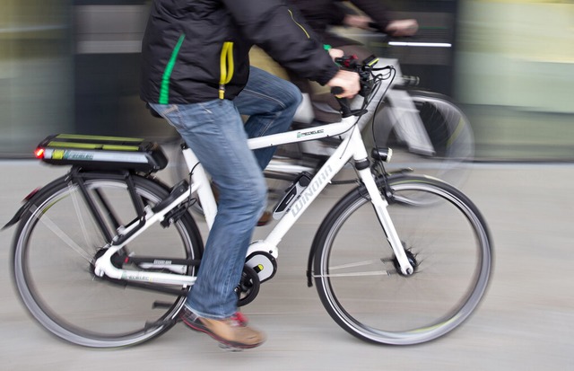 Ein Mann fhrt auf einem Elektro-Fahrrad (Symbolbild).  | Foto: Daniel Karmann