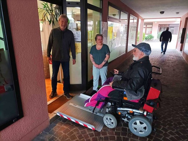 Barrierefrei muss nicht immer komplizi...s Tafelladens mit einer mobilen Rampe. | Foto: Jutta Beckmann Barrierefrei muss nicht immer komplizi...s Tafelladens mit einer mobilen Rampe. | Foto: Jutta Beckmann