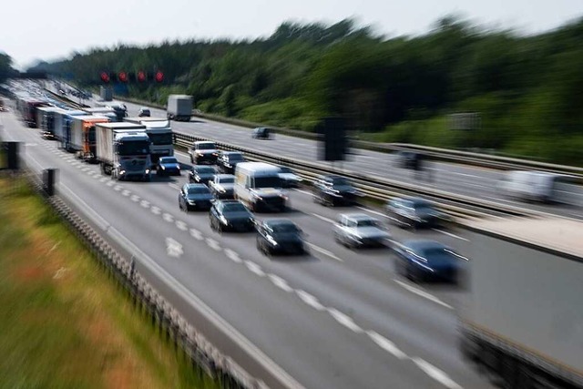 Auf den Autobahnen geht es eng zu. Wen...e andere Verkehrsteilnehmer gefhrdet.  | Foto: Peter Steffen