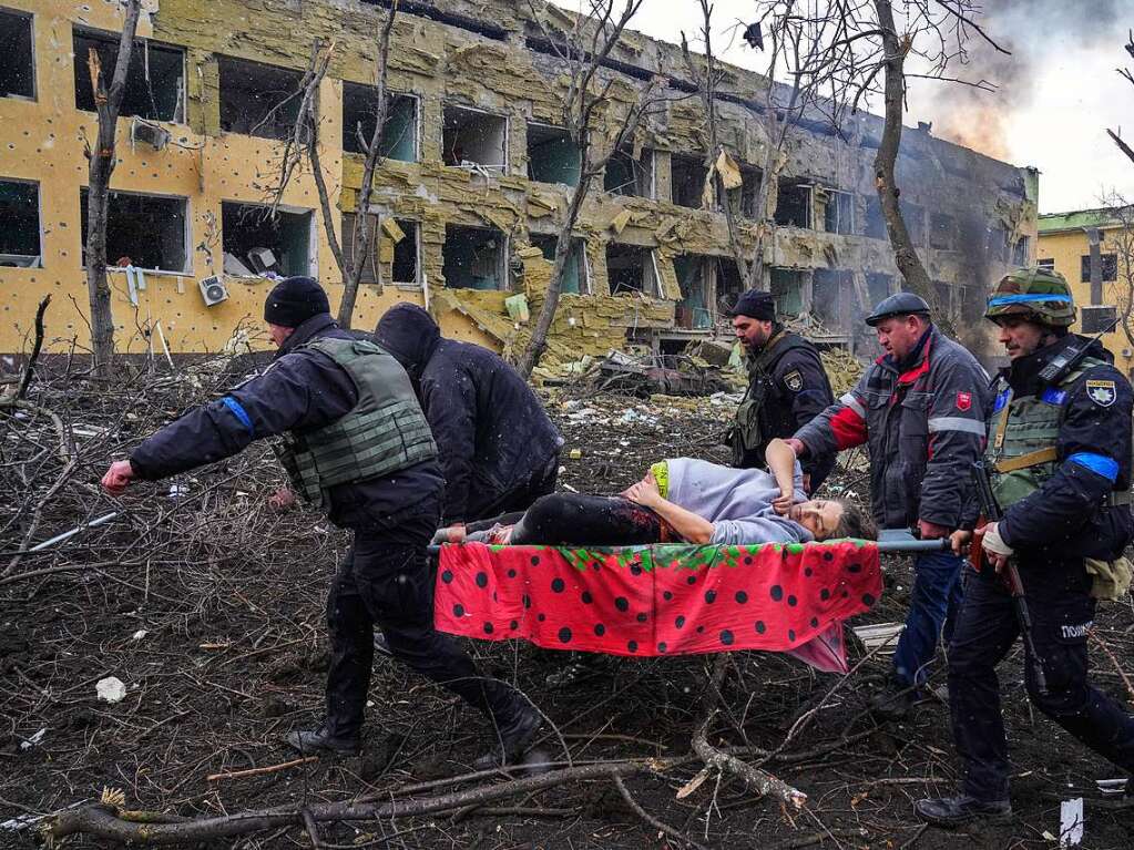 World Press Photo of the Year: Der ukrainische Fotograf Evgeniy Maloletka lebte wochenlang in einem Krankenhauskeller in Mariupol, whrend russische Bomben auf Zivilisten niederprasselten und die Stadt dem Erdboden gleichmachten. Das WPP-Bild des Jahres zeigt eine schwangere Frau, die bei dem Bombardement verletzt wurde und dazu verurteilt ist, in ihren letzten Momenten um den Tod zu betteln, damit ihr Kind berleben kann. Beide starben. Evgeniy's Bilder wurden verwendet, um einen grnen Korridor fr Zivilisten auszuhandeln, damit diese aus Mariupol fliehen konnten, und dienen noch Monate spter als Beweis fr die Anschuldigung von Kriegsverbrechen gegen die Bevlkerung von Mariupol. (Foto: Evgeniy Maloletka/AP/World Press Photo Foundation/dpa)