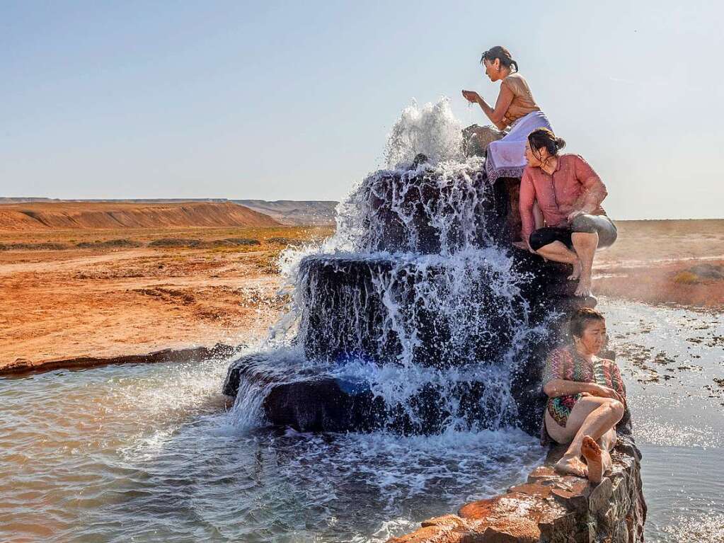 World Press Photo Long-term Project Award: Battered Waters – Anush Babajanyan. Kasachstan: Auf dem ehemaligen Bett des Aralsees, in der Nhe des Dorfes Akespe, ist eine heie Quelle entstanden, die oft zu Heilzwecken aufgesucht wird. Im Laufe der Jahre hat der Aralsee 90 Prozent seines Wassers verloren. Dieser ehemals viertgrte See der Welt, den sich Usbekistan und Kasachstan teilen, begann in den 1960er Jahren mit dem sowjetischen Projekt der Umleitung der Flsse Syr Darya und Amu Darya fr die Baumwollindustrie zurckzugehen. (Foto: Anush Babajanyan/VII Photo/National Geographic Society/World Press Photo Foundation/dpa)