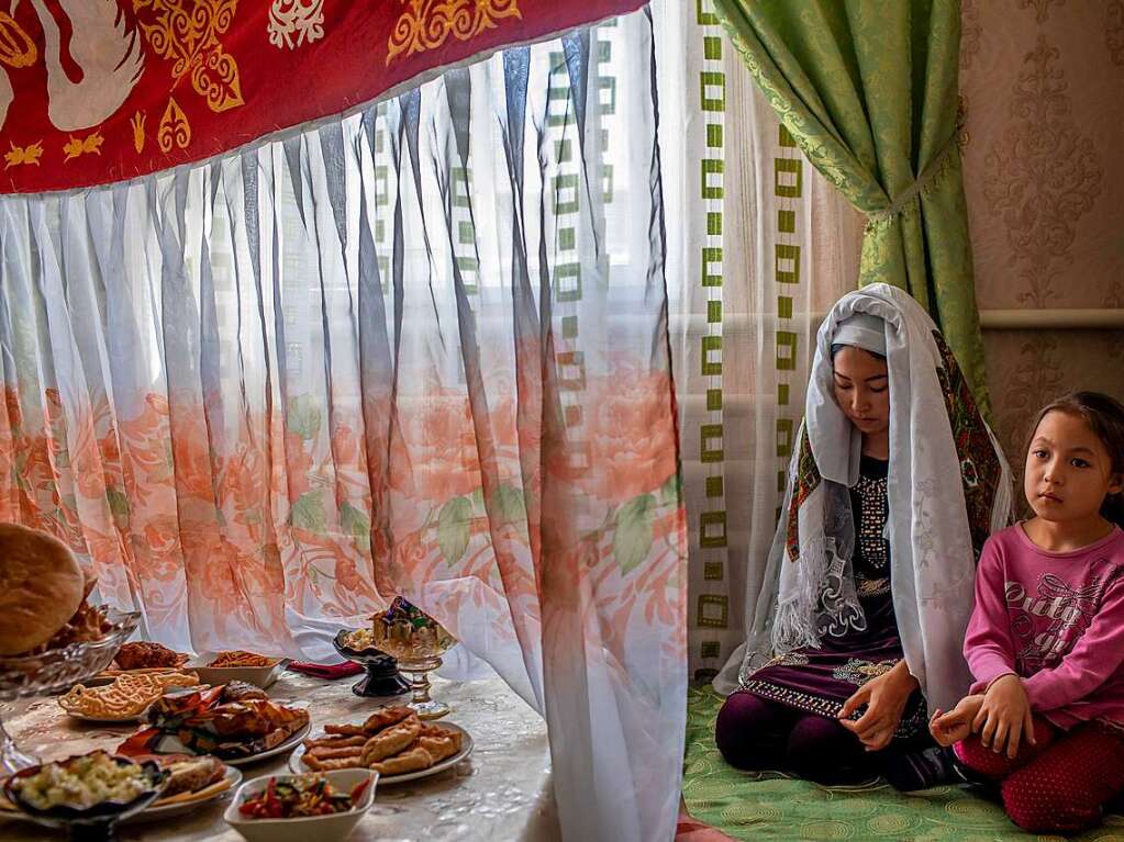 World Press Photo Long-term Project Award: Battered Waters – Anush Babajanyan. Usbekistan: Dinaras Familie ist immer noch auf das Meer angewiesen. Sowohl ihr Vater als auch ihr Ehemann arbeiten als Artemia-Salina-Garnelenzchter an seinen Ufern, aber das Meer ist jetzt mehr als 180 Kilometer von ihrem Zuhause in Muynak entfernt. Die 18-jhrige Dinara und ihre jngere Verwandte an Dinaras Hochzeitstag in Muynak, einem ehemaligen Seehafen in Usbekistan, am 27. Oktober 2019. Dinaras Groeltern waren in der ehemals florierenden Fischereiindustrie von Muynak beschftigt. Ihre Familie ist immer noch vom Aralsee abhngig, da sowohl ihr Vater als auch ihr Mann als Artemia Salina-Bauern am Meer arbeiten. (Foto: Anush Babajanyan/VII Photo/National Geographic Society/World Press Photo Foundation/dpa)