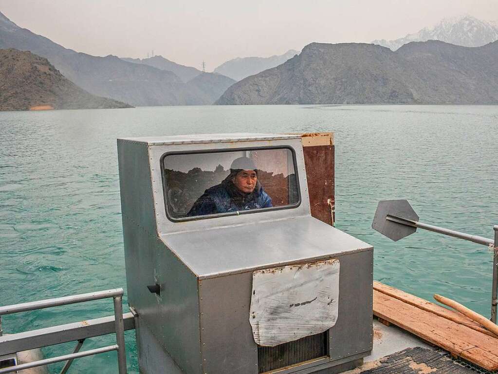 World Press Photo Long-term Project Award: Battered Waters – Anush Babajanyan. Kirgisistan: Das Boot von Sonunbek Kadyrov dient dem Dorf Kyzyl-Beyit als Taxi. Der Zugang zur Hauptstrae dieses Dorfes wurde vor ber 20 Jahren durch den Bau eines Staudamms versperrt, als eine ineffiziente Wasserbewirtschaftung die Fortbewegung der Menschen stark behinderte. (Foto: Anush Babajanyan/VII Photo/National Geographic Society/World Press Photo Foundation/dpa)